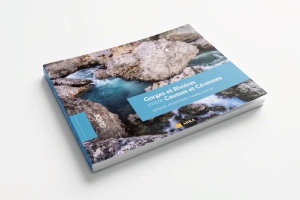 Conception et mise en page du livre-guide Gorges et Rivières entre Causses et Cévennes de Mathieu Mercier, Lozère - réalisée par Julie Mercey, graphiste freelance